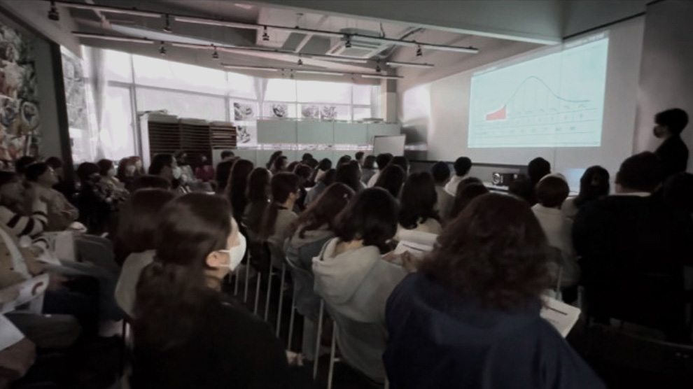 동탄가우디미술학원 입시미술 실기 평가 현장 – 학생들이 집중하며 강사의 세밀한 피드백을 받고 있는 모습