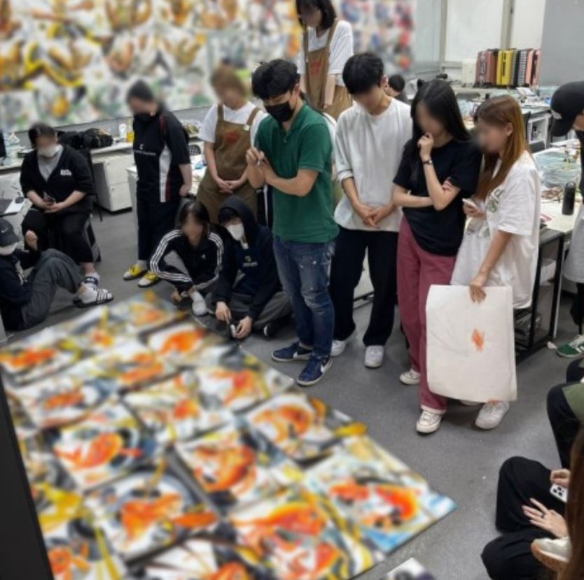 동탄가우디미술학원 디자인입시반 6월 실기평가 현장, 강사와 학생들이 실기작품을 함께 평가 중인 모습